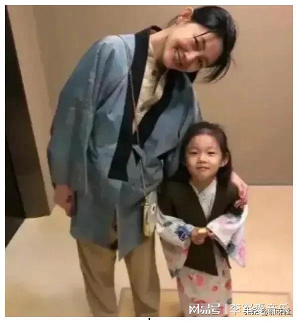 娱乐圈吃瓜爆料姐弟恋,姐弟恋风波再起，揭秘明星恋情背后的真相