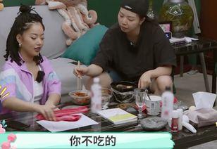 真千金爆料全家带着凳子吃瓜,全家携凳子围观吃瓜现场