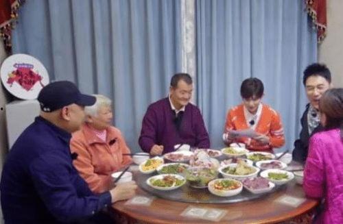 全家带凳子吃瓜 真千金爆料,真千金爆料背后的惊人真相